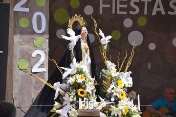 La Viña procesiona a su patrona en la despedida de sus fiestas patronales/Francisco Javier Santana y TA.